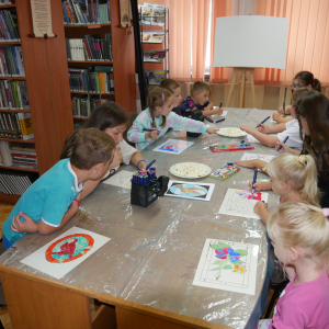 Kolorowe witraże-zajęcia wakacyjne dla dzieci w bibliotece