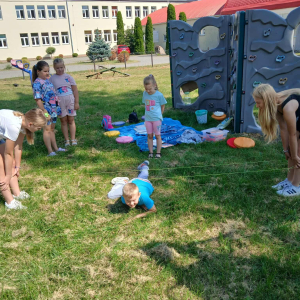 Wakacyjne spotkanie z dziećmi  na świeżym powietrzu w Filii Bibliotecznej w Prostyni 