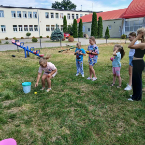 Wakacyjne spotkanie z dziećmi  na świeżym powietrzu w Filii Bibliotecznej w Prostyni 