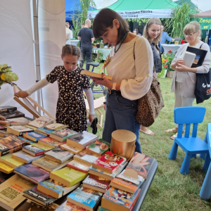 Stoisko promocyjne biblioteki na Dożynkach Powiatowo-Gminnych w Zawistach Nadbużnych