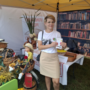 Stoisko promocyjne biblioteki na Dożynkach Powiatowo-Gminnych w Zawistach Nadbużnych