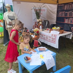Stoisko promocyjne biblioteki na Dożynkach Powiatowo-Gminnych w Zawistach Nadbużnych