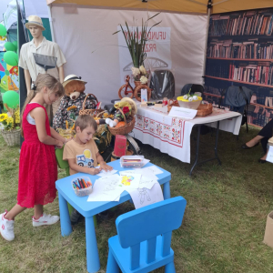 Stoisko promocyjne biblioteki na Dożynkach Powiatowo-Gminnych w Zawistach Nadbużnych