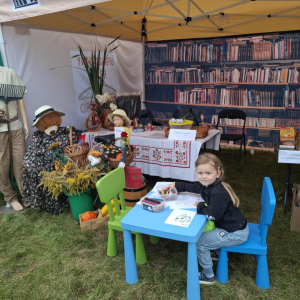 Stoisko promocyjne biblioteki na Dożynkach Powiatowo-Gminnych w Zawistach Nadbużnych