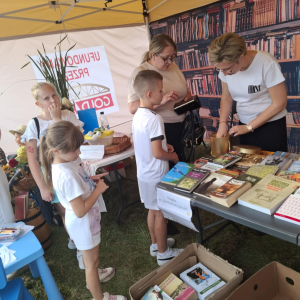 Stoisko promocyjne biblioteki na Dożynkach Powiatowo-Gminnych w Zawistach Nadbużnych