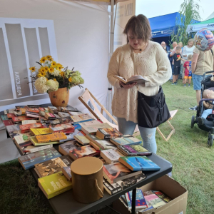 Stoisko promocyjne biblioteki na Dożynkach Powiatowo-Gminnych w Zawistach Nadbużnych