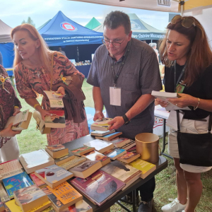 Stoisko promocyjne biblioteki na Dożynkach Powiatowo-Gminnych w Zawistach Nadbużnych