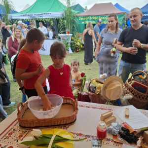 Stoisko promocyjne biblioteki na Dożynkach Powiatowo-Gminnych w Zawistach Nadbużnych
