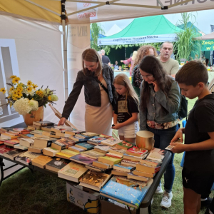 Stoisko promocyjne biblioteki na Dożynkach Powiatowo-Gminnych w Zawistach Nadbużnych