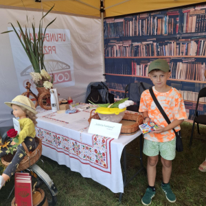 Stoisko promocyjne biblioteki na Dożynkach Powiatowo-Gminnych w Zawistach Nadbużnych