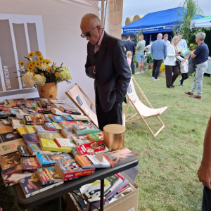 Stoisko promocyjne biblioteki na Dożynkach Powiatowo-Gminnych w Zawistach Nadbużnych