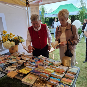 Stoisko promocyjne biblioteki na Dożynkach Powiatowo-Gminnych w Zawistach Nadbużnych
