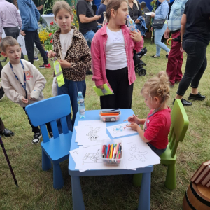 Stoisko promocyjne biblioteki na Dożynkach Powiatowo-Gminnych w Zawistach Nadbużnych
