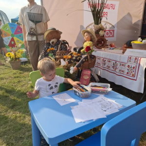 Stoisko promocyjne biblioteki na Dożynkach Powiatowo-Gminnych w Zawistach Nadbużnych