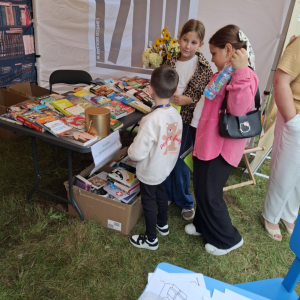 Stoisko promocyjne biblioteki na Dożynkach Powiatowo-Gminnych w Zawistach Nadbużnych