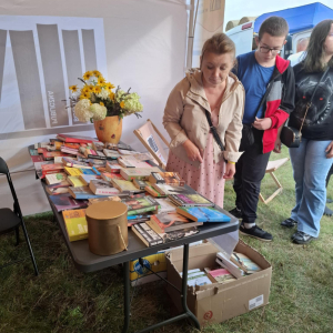 Stoisko promocyjne biblioteki na Dożynkach Powiatowo-Gminnych w Zawistach Nadbużnych
