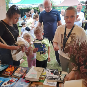 Stoisko promocyjne biblioteki na Dożynkach Powiatowo-Gminnych w Zawistach Nadbużnych