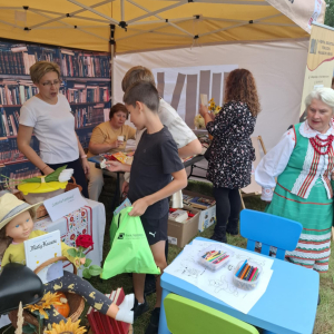 Stoisko promocyjne biblioteki na Dożynkach Powiatowo-Gminnych w Zawistach Nadbużnych