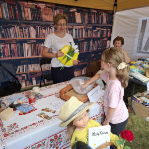 Stoisko promocyjne biblioteki na Dożynkach Powiatowo-Gminnych w Zawistach Nadbużnych