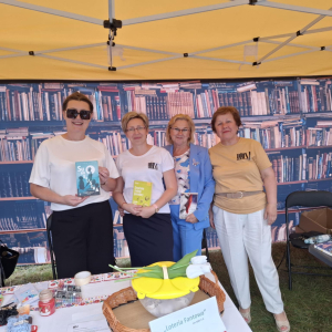 Stoisko promocyjne biblioteki na Dożynkach Powiatowo-Gminnych w Zawistach Nadbużnych