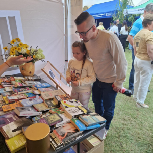 Stoisko promocyjne biblioteki na Dożynkach Powiatowo-Gminnych w Zawistach Nadbużnych