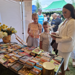 Stoisko promocyjne biblioteki na Dożynkach Powiatowo-Gminnych w Zawistach Nadbużnych