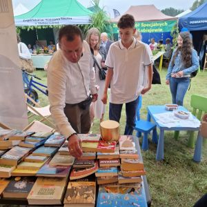 Stoisko promocyjne biblioteki na Dożynkach Powiatowo-Gminnych w Zawistach Nadbużnych