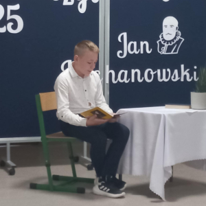 Czytanie poezji Jana Kochanowskiego w Szkole Podstawowej w Orle