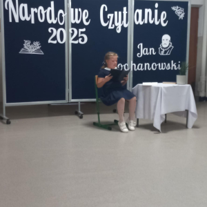 Czytanie poezji Jana Kochanowskiego w Szkole Podstawowej w Orle