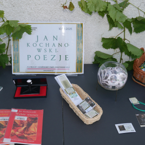  Wystawka  książek i gadżetów reklamowych związanych z Poezją Jana Kochanowskiego Narodowe Czytanie 2025
