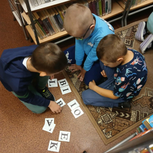 Uczniowie klasy I Szkoły Podstawowej w Prostyni z wizytą w Filii Bibliotecznej w Prostyni