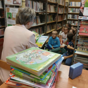 Uczniowie klasy I Szkoły Podstawowej w Prostyni z wizytą w Filii Bibliotecznej w Prostyni