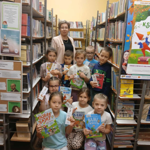 Uczniowie klasy I Szkoły Podstawowej w Prostyni z wizytą w Filii Bibliotecznej w Prostyni