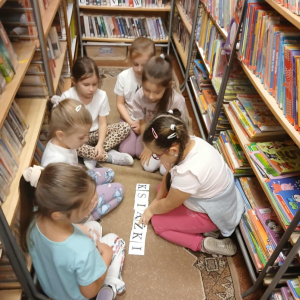 Uczniowie klasy I Szkoły Podstawowej w Prostyni z wizytą w Filii Bibliotecznej w Prostyni