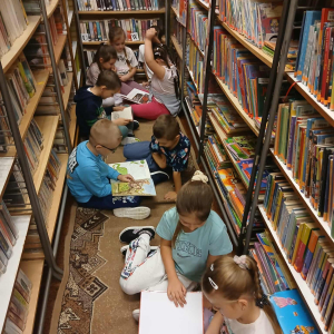 Uczniowie klasy I Szkoły Podstawowej w Prostyni z wizytą w Filii Bibliotecznej w Prostyni
