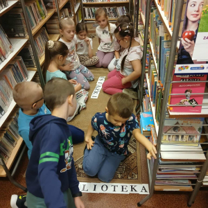 Uczniowie klasy I Szkoły Podstawowej w Prostyni z wizytą w Filii Bibliotecznej w Prostyni