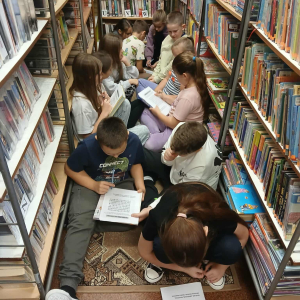 Uczniowie klasy IV Szkoły Podstawowej w Prostyni z wizytą w Filii Bibliotecznej