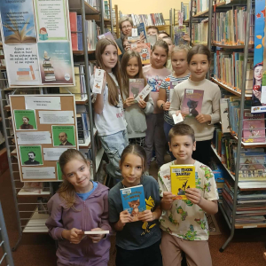 Uczniowie klasy IV Szkoły Podstawowej w Prostyni z wizytą w Filii Bibliotecznej