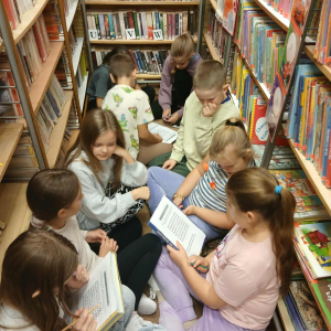 Uczniowie klasy IV Szkoły Podstawowej w Prostyni z wizytą w Filii Bibliotecznej