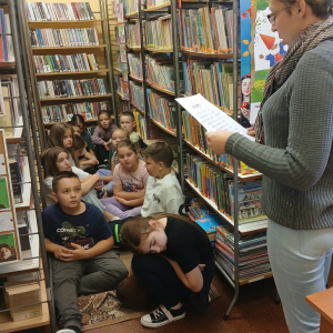 Uczniowie klasy IV Szkoły Podstawowej w Prostyni z wizytą w Filii Bibliotecznej