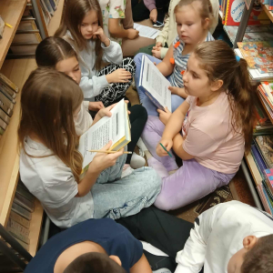 Uczniowie klasy IV Szkoły Podstawowej w Prostyni z wizytą w Filii Bibliotecznej