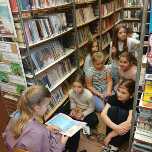 Uczniowie klasy IV Szkoły Podstawowej w Prostyni z wizytą w Filii Bibliotecznej