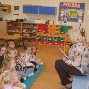 Międzynarodowy Dzień Postaci z Bajek-czytanie Przedszkolakom