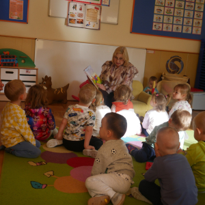 Międzynarodowy Dzień Postaci z Bajek-czytanie Przedszkolakom