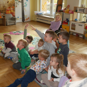 Międzynarodowy Dzień Postaci z Bajek-czytanie Przedszkolakom