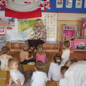 Międzynarodowy Dzień Postaci z Bajek-czytanie Przedszkolakom