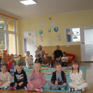 Międzynarodowy Dzień Postaci z Bajek-czytanie Przedszkolakom