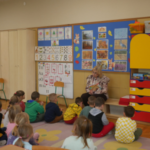 Międzynarodowy Dzień Postaci z Bajek-czytanie Przedszkolakom