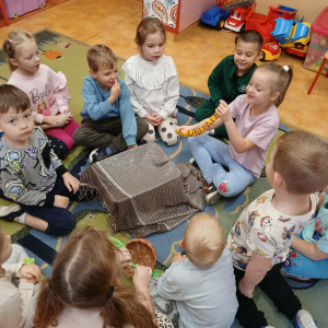 Wizyta pani bibliotekarki z Filii Bibliotecznej w Prostyni  w oddziale przedszkolnym w Kiełczewie