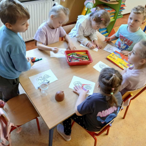 Wizyta pani bibliotekarki z Filii Bibliotecznej w Prostyni  w oddziale przedszkolnym w Kiełczewie